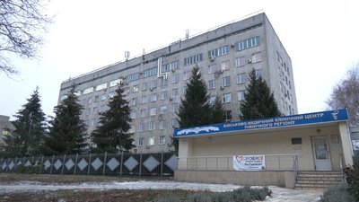 У Харківському шпиталі провели операцію бійцю, якому прошили легені, печінку та хребет У Харківському шпиталі провели операцію бійцю, якому прошили легені, печінку та хребет