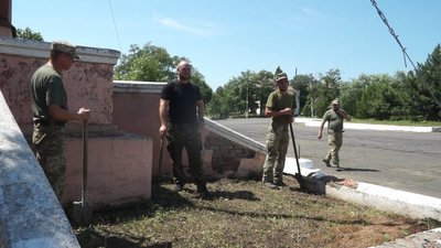 Наразі військові прибирають сміття та бур’яни на майданчику. Потім планують провести оздоблювальні роботи