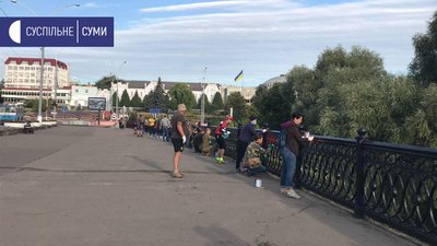 Харківський міст у Сумах перефарбували у червоно-чорний