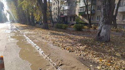 Понад 1000 людей залишились без води через порив труби у Лозовій на Харківщині Понад 1000 людей залишились без води через порив труби у Лозовій на Харківщині