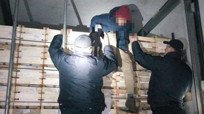 Біля Львова у вантажівці з яблуками знайшли 4 мігрантів