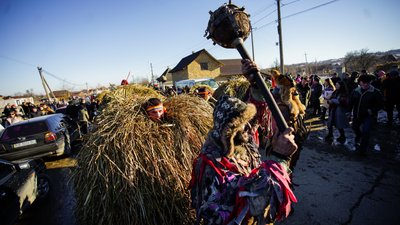"Маланка була і за союзу, і в пандемію". Репортаж з наймасштабнішої на Буковині переберії "Маланка була і за союзу, і в пандемію". Репортаж з наймасштабнішої на Буковині переберії