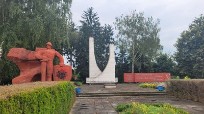 Пам'ятник затулили Пам'ятник затулили