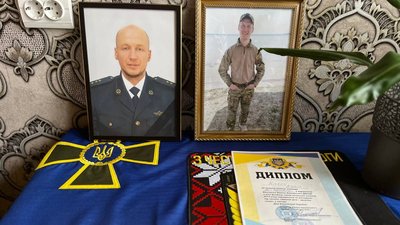 "Діти постійно бігають до тата на могилу": дружина загиблого прикордонника з Волині розповіла про чоловіка "Діти постійно бігають до тата на могилу": дружина загиблого прикордонника з Волині розповіла про чоловіка