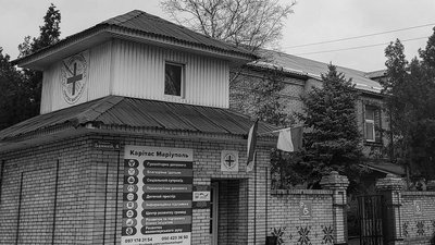 Окупанти з танка обстріляли в Маріуполі будівлю благодійного фонду, де укривались люди