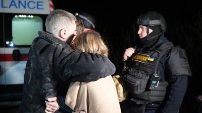 Жителі Шевченківського району Харкова після масованої атаки РФ, 23 листопада 2025 року