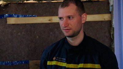 Чернігівська родина живе у зруйнованому російськими снарядами будинку Чернігівська родина живе у зруйнованому російськими снарядами будинку