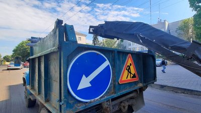 На вулиці Театральній у Житомирі готують дорожнє покриття до асфальтування На вулиці Театральній у Житомирі готують дорожнє покриття до асфальтування