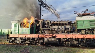 Локомотив, пошкоджений внаслідок атаки РФ у Лозовій, 14 червня 2026 року