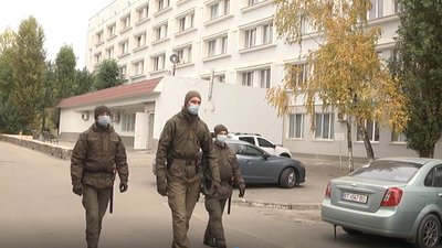 Нацгвардійці у Херсоні патрулюють лікарні, щоб забезпечити ізоляцію хворих на коронавірус Нацгвардійці у Херсоні патрулюють лікарні, щоб забезпечити ізоляцію хворих на коронавірус