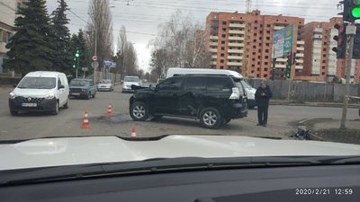 Аварія у Сумах: легковик влетів у стіну будинку Аварія у Сумах: легковик влетів у стіну будинку
