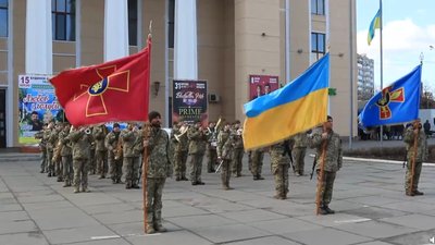 З автоматами на плечі: військовий оркестр влаштував патріотичний виступ у Вінниці