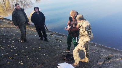 На Кіровоградщині заборонили ловити рибу на зимувальних ямах. Під час перевірки знайшли двох порушників