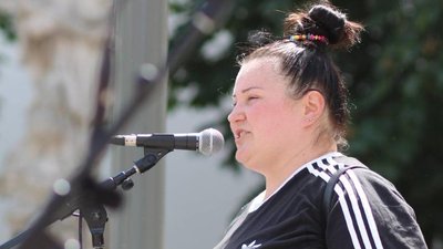 Співачка alyona alyona вийшла на Марш Матерів у Чехії