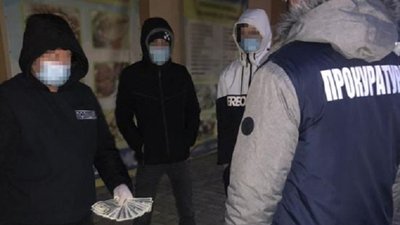 15 тисяч доларів за дозвіл: на Львівщині затримали чиновника, якого підозрюють у хабарництві 15 тисяч доларів за дозвіл: на Львівщині затримали чиновника, якого підозрюють у хабарництві