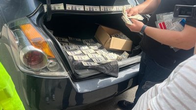 Виїзд за кордон, хабар, 17 тисяч доларів, Тернопільщина, прокуратура, судитимуть