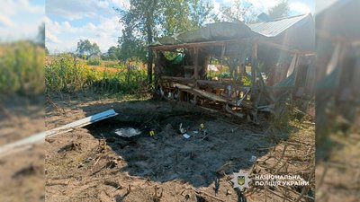 Атака безпілотників на Чернігівщині: дрон влучив на подвір'я, поранені дві жінки