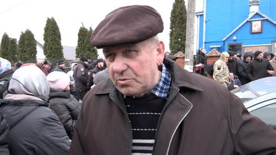 Штовханина вірян УПЦ МП та ПЦУ біля храму на Волині Штовханина вірян УПЦ МП та ПЦУ біля храму на Волині
