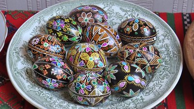 Писанки у восковій техніці виготовляє закарпатець Роман Пилип