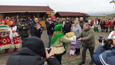 Зустріч жителів трьох областей: "Пташка" на Дні Соборності заспівала гімн українських націоналістів Зустріч жителів трьох областей: "Пташка" на Дні Соборності заспівала гімн українських націоналістів