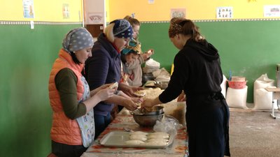 У школі та дитсадку на Рівненщині печуть пасочки для бійців та переселенців