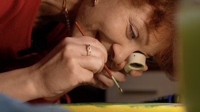 Наталія Логінова пише картини з допомогою лупи