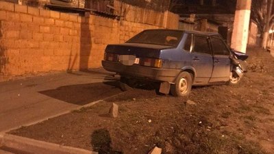 На Донеччині п'яний водій сів кермо та врізався у стовп. ФОТО На Донеччині п'яний водій сів кермо та врізався у стовп. ФОТО