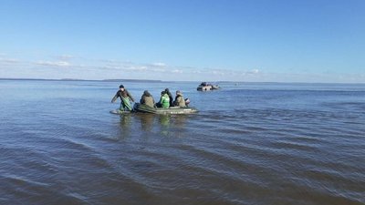 На черкаському Дніпрі на крижині перебували вісім рибалок, які не могли дістатися берега