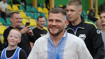 Збирали гроші для ЗСУ і тренувалися просто неба – у Житомирі побував український боксер Денис Берінчик Збирали гроші для ЗСУ і тренувалися просто неба – у Житомирі побував український боксер Денис Берінчик