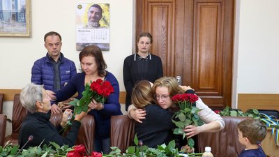 У Житомирі рідним загиблих воїнів передали державні нагороди У Житомирі рідним загиблих воїнів передали державні нагороди