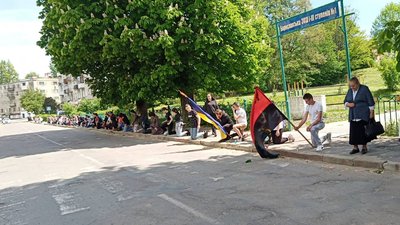Мешканці Борислава зустріли скорботний кортеж з тілом військового водія Юрія Багнія Мешканці Борислава зустріли скорботний кортеж з тілом військового водія Юрія Багнія