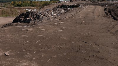 Куди везуть сміття із розбомблених будинків у Чернігові, та як будівельному сміттю дають “друге життя” Куди везуть сміття із розбомблених будинків у Чернігові, та як будівельному сміттю дають “друге життя”