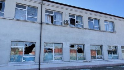 У Херсоні війська РФ обстріляли залізничний вокзал У Херсоні війська РФ обстріляли залізничний вокзал