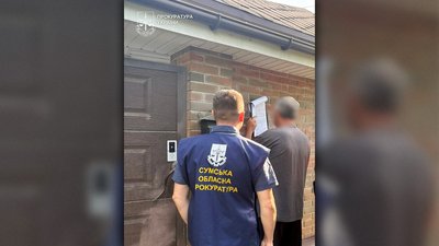 Підозрюваний та працівник прокуратури