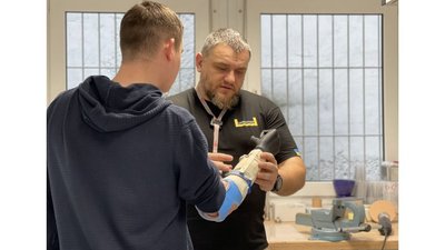 У Львові у реабілітаційному центрі встановили біонічний протез руки бойовому медику