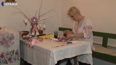 Черкащанка створює українські традиційні воскові віночки Черкащанка створює українські традиційні воскові віночки