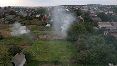 Дрон піднімається на висоту 106 метрів та відслідковує, де спалюють суху городину та листя. Дрон піднімається на висоту 106 метрів та відслідковує, де спалюють суху городину та листя.