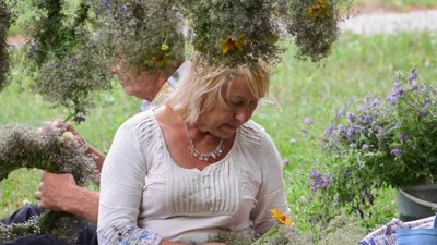 Плетуть вінки та танцюють: у Черкасах почали святкувати Івана Купала Плетуть вінки та танцюють: у Черкасах почали святкувати Івана Купала