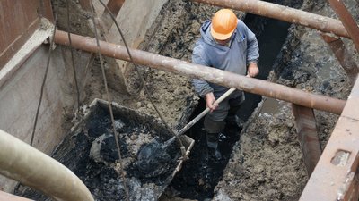 У Черкасах ремонтують третю ділянку головного колектора, який зруйнувала злива У Черкасах ремонтують третю ділянку головного колектора, який зруйнувала злива
