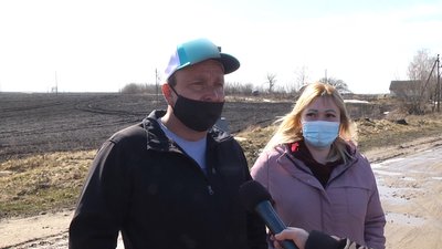 Подружжя Процюків щодня змушене їздити з Малої Клітної до Красилова на роботу. Кажуть, за останній рік чотири рази ремонтували автівку. Фото: Суспільне. Поділля. Подружжя Процюків щодня змушене їздити з Малої Клітної до Красилова на роботу. Кажуть, за останній рік чотири рази ремонтували автівку. Фото: Суспільне. Поділля.