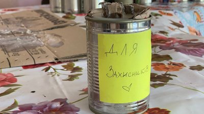 У Тернополі волонтери виготовляють окопні свічки для військових У Тернополі волонтери виготовляють окопні свічки для військових
