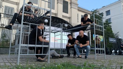 Біля посольства Росії влаштували акцію протесту до роковин теракту в Оленівці Біля посольства Росії влаштували акцію протесту до роковин теракту в Оленівці