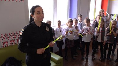 Черкасець роздав учням світловідбивальні браслети Черкасець роздав учням світловідбивальні браслети