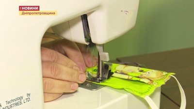Персонал дитсадка на Дніпропетровщині безкоштовно шиє маски для односельців