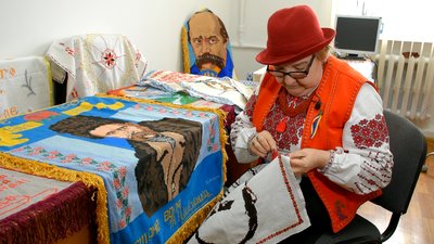 Зоя Коваленко вишиває