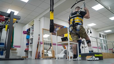 "Намагаємося до кожного пацієнта — індивідуально". У Дніпрі військові відновлюються після бойових травм "Намагаємося до кожного пацієнта — індивідуально". У Дніпрі військові відновлюються після бойових травм
