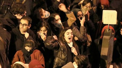 Влада Ірану відповіла на протести сльозогінним газом і стягнула силовиків
