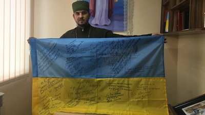 З автографами та побажаннями: волинський капелан зберігає прапор батальйону тероборони "Волинь"