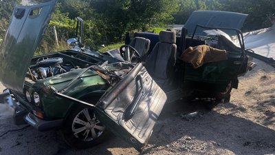 У Кременчуці автомобіль в'їхав у дерево У Кременчуці автомобіль в'їхав у дерево
