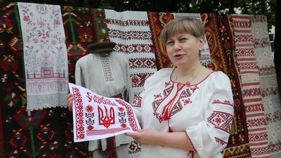 У Житомирському військовому інституті організували виставку вишиванок У Житомирському військовому інституті організували виставку вишиванок